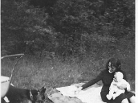 scan0017  Maminka s Tomem a babininým vlčákem