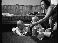 6X6-000 0008  Jiřinka, Pavla a máma s krabicemi od Sunaru
