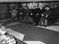 6X6-000 0224  Pohřeb babičky Hustopečské Soukupové? Tomáš, maminka, Tonička, táta, dědeček Soukup, Aleš, ?, strýc Milan?